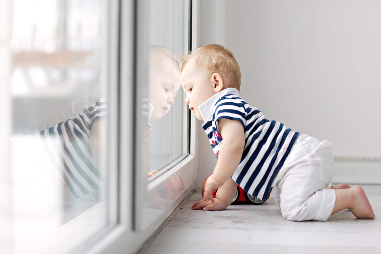 Kindersicherung an Fenstern, Schränken und Schubladen