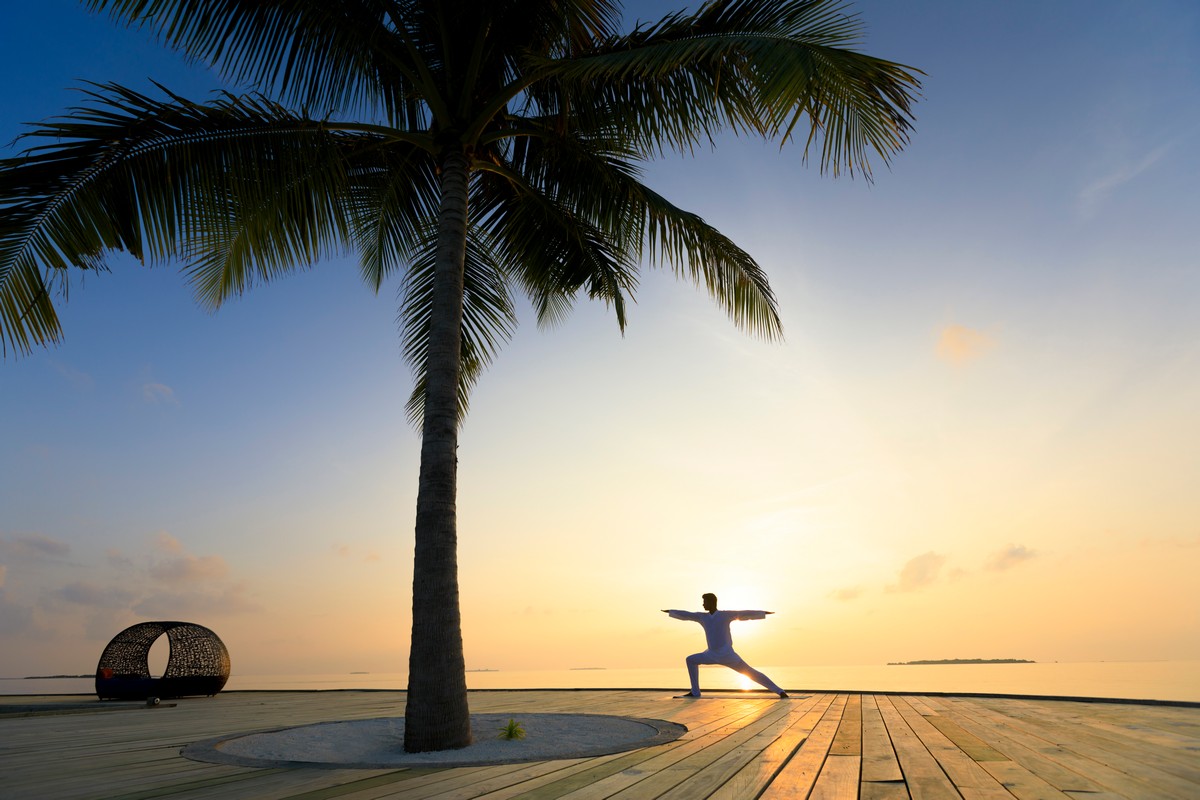 Malediven mit der Familie: Dhigali Maldives yoga sunset © Dhigali Maldives
