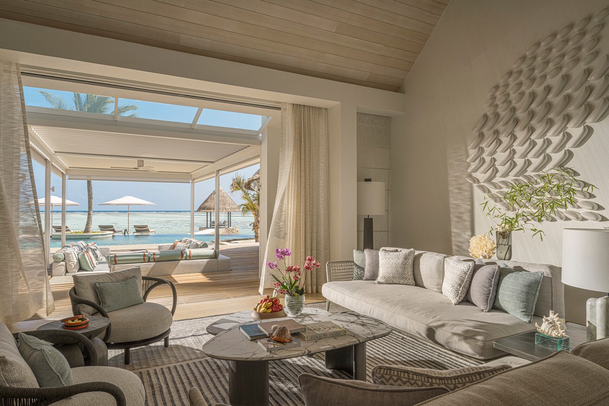Maledivenurlaub mit Kindern: Four Seasons Kuda Huraa Three-Bedroom Kuda Estate Living Room - Bild von Ken Seet