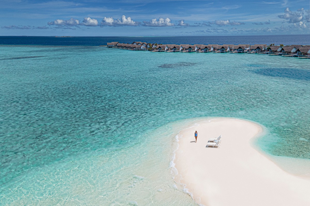 Familienurlaub auf den Malediven: Four Seasons Landaa Giraavaru Liegen auf Sandbank - Bild von Ken Seet