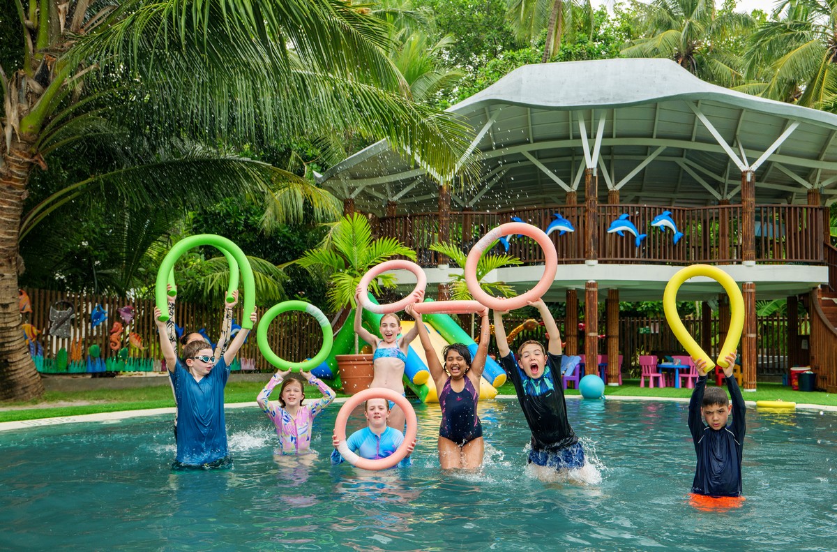 Familienurlaub auf den Malediven: Kuramathi Maldives Bageecha Kids Club - Kinder im Pool
